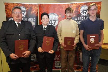 In den aktiven Dienst übernommen: Volker Bädermann, Jenny-Ingrid Lowder, Finn Luca Storm und Sndro Gilardino (v. lks.).