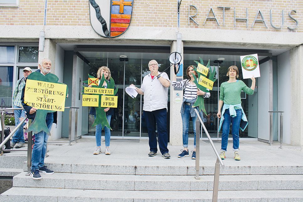 Die Demonstranten die der Einladung der Bürgerinitiative um Sprecher Volker Haverkamp (m.) gefolgt waren, machten klar, dass sie die Pläne der Deutschen Bahn so nicht akzeptieren wollen.