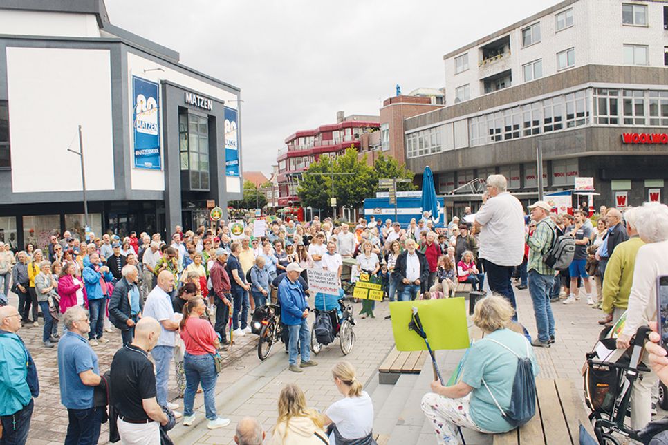 Am Samstag zog der Demonstrationszug vom Europaplatz aus vor das Bad Schwartauer Rathaus.