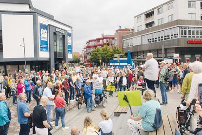 Am Samstag zog der Demonstrationszug vom Europaplatz aus vor das Bad Schwartauer Rathaus.