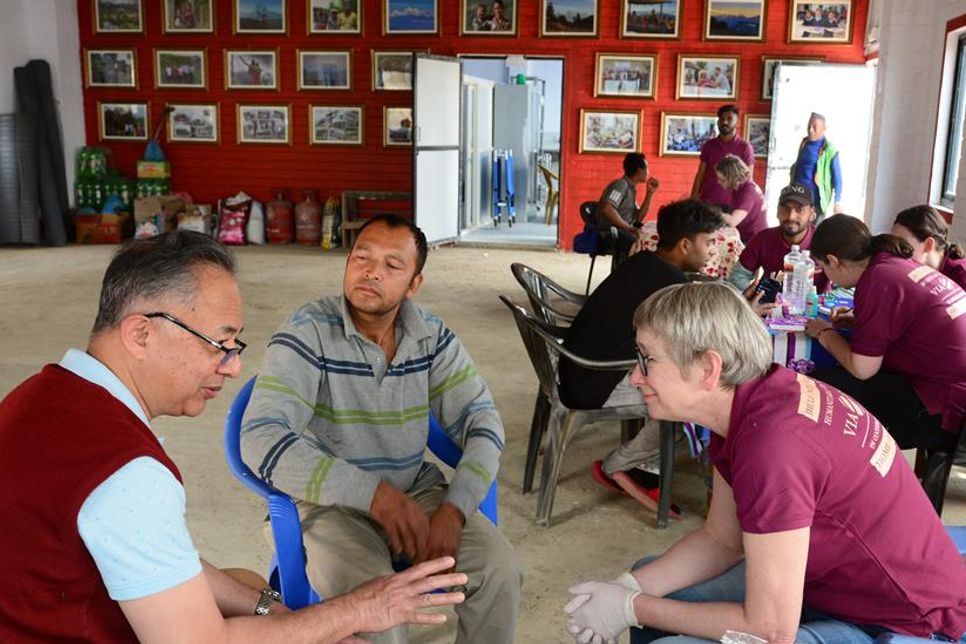 Dr. Elisabeth Konrad (Praxis am Klosterhof in Neustadt) bei der Untersuchung der Dorfbewohner von Jhule.