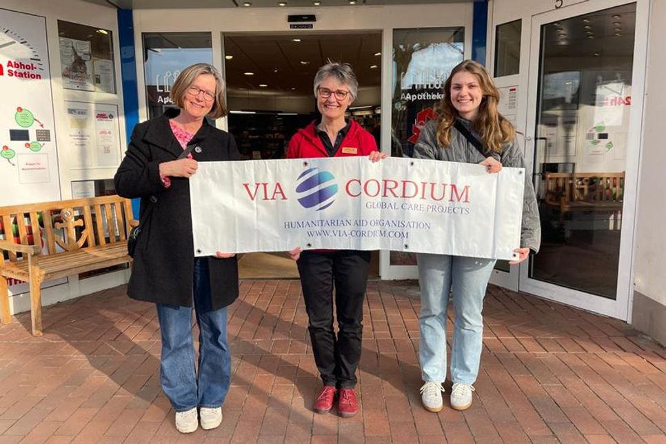 Übergabe einer großzügigen Medikamentenspende für die Krankenstation von Sigrid Hering, Markt Apotheke Neustadt (Mitte), hier mit Dr. Christine Schwill (lks.) und ihrer Tochter und Medizinstudentin Karoline Schwill (re.).