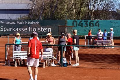 Auf den Sandplätzen im Waldstadion herrschte reges Treiben.