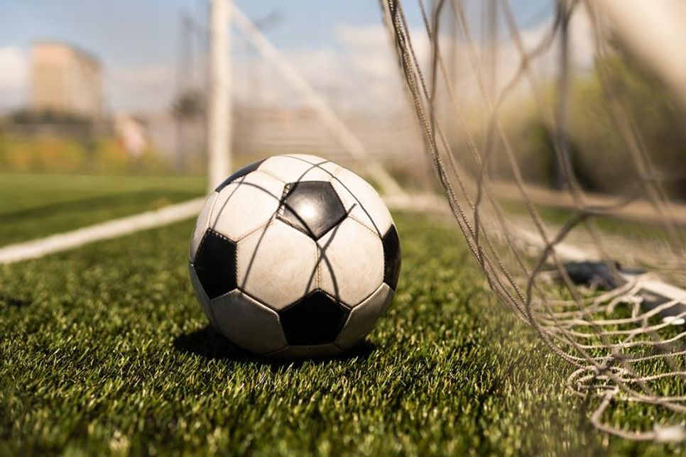 Fußball geht doch eigentlich immer, oder? Aber haben wir die Erst- und Zweitstimmen in Fußballsprache auch gut erklärt?