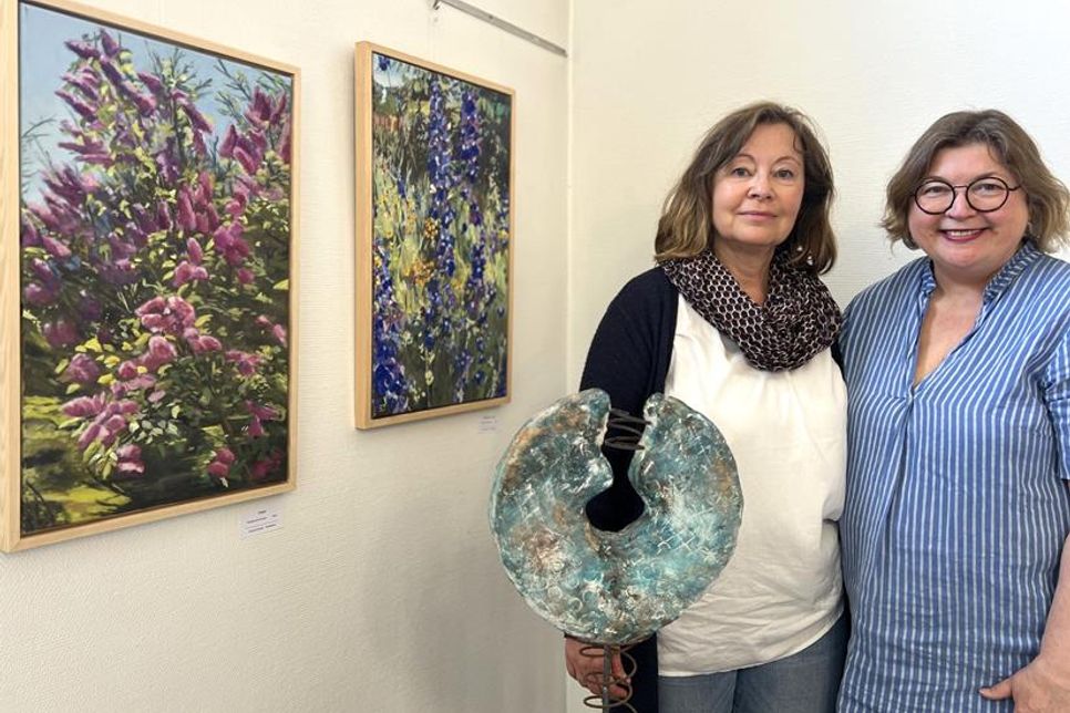 Zeigen noch bis Ende Mai ihre Kunstwerke in der Stadtbücherei Neustadt: Petra Schubert (lks.) und Susanne Cromwell.