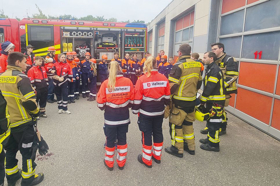 Nachwuchskräfte der Feuerwehren und des Malteser-Rettungsdienstes kamen zum gemeinsamen Dienstabend zusammmen.
