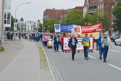 Initiiert vom Seniorenbeirat Stockelsdorf um ihren Vorsitzenden Jürgen Fischer (vorne, mit Megaphon) fanden bereits zwei „Spaziergänge“ durch den Hauptort statt. Jetzt geht es in die Bundeshauptstadt zur Großkundgebung.