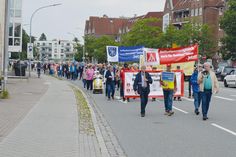 Initiiert vom Seniorenbeirat Stockelsdorf um ihren Vorsitzenden Jürgen Fischer (vorne, mit Megaphon) fanden bereits zwei „Spaziergänge“ durch den Hauptort statt. Jetzt geht es in die Bundeshauptstadt zur Großkundgebung.