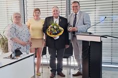Im Beisein seiner Ehefrau Ute Iden (li.) wurde Dieter Iden (2.v.re.) von  Bürgermeisterin Julia Samtleben und Bürgervorsteher Manfred Beckmann für seine Verdienste um den ATSV Stockelsdorf geehrt.