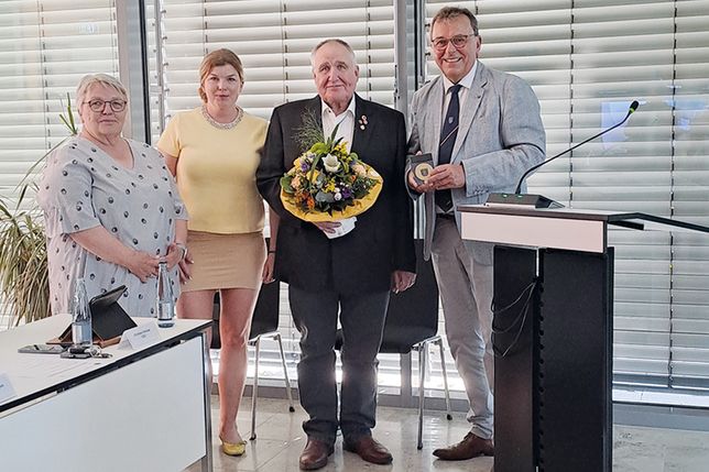 Im Beisein seiner Ehefrau Ute Iden (li.) wurde Dieter Iden (2.v.re.) von  Bürgermeisterin Julia Samtleben und Bürgervorsteher Manfred Beckmann für seine Verdienste um den ATSV Stockelsdorf geehrt.