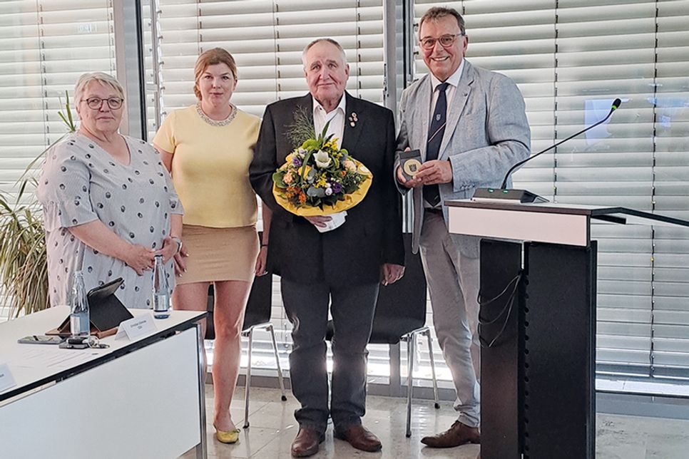Im Beisein seiner Ehefrau Ute Iden (li.) wurde Dieter Iden (2.v.re.) von  Bürgermeisterin Julia Samtleben und Bürgervorsteher Manfred Beckmann für seine Verdienste um den ATSV Stockelsdorf geehrt.