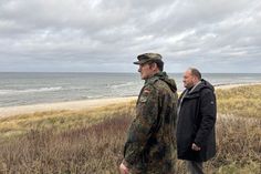 Landrat Timo Gaarz (r.) blickt mit Oberstleutnant Stachowiak auf das Schießgebiet.