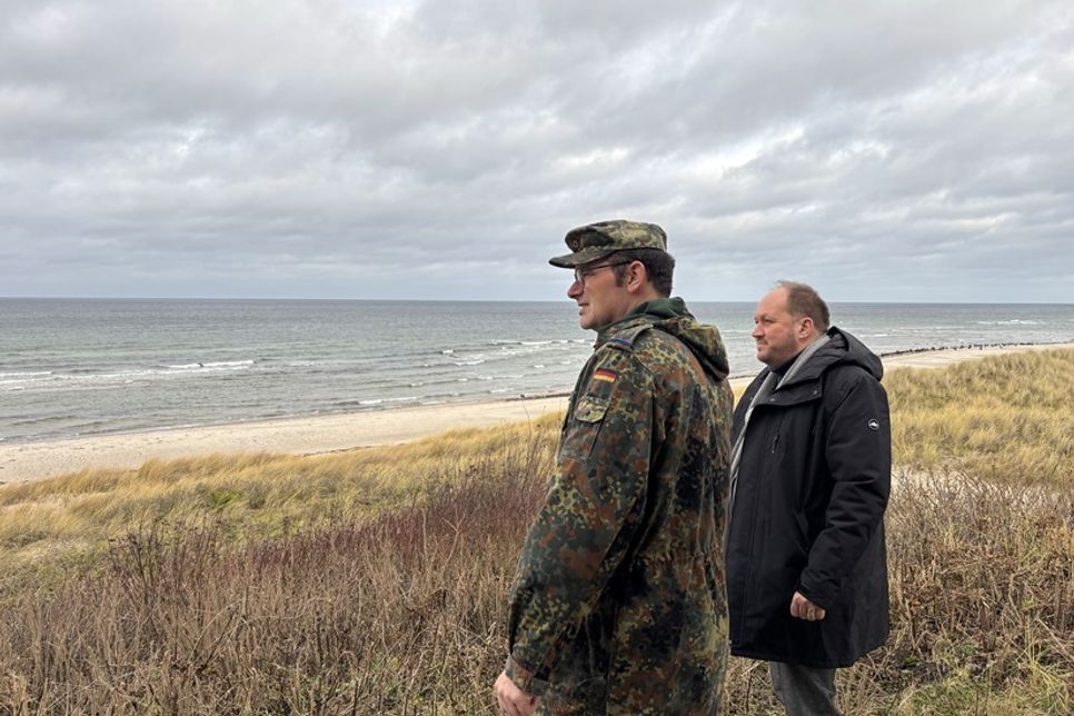 Landrat Timo Gaarz (r.) blickt mit Oberstleutnant Stachowiak auf das Schießgebiet.