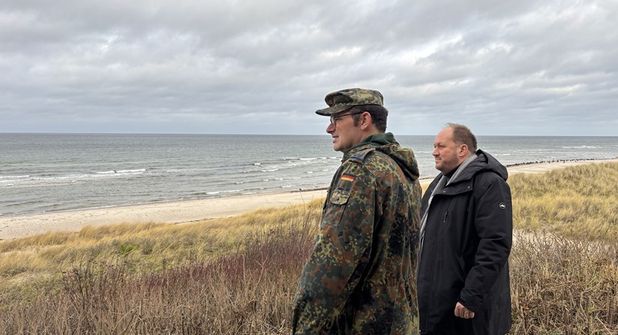 Landrat Timo Gaarz (r.) blickt mit Oberstleutnant Stachowiak auf das Schießgebiet.