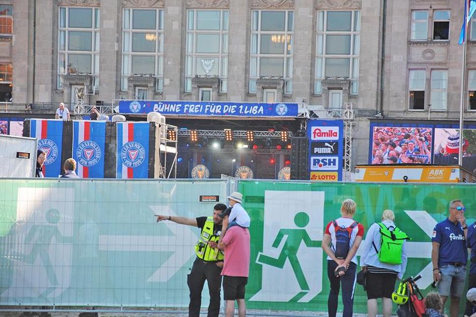Der Rathausplatz war mit Bauzäunen abgeriegelt. Aus Sicherheitsgründen durften nur 7.000 Menschen den Platz betreten.