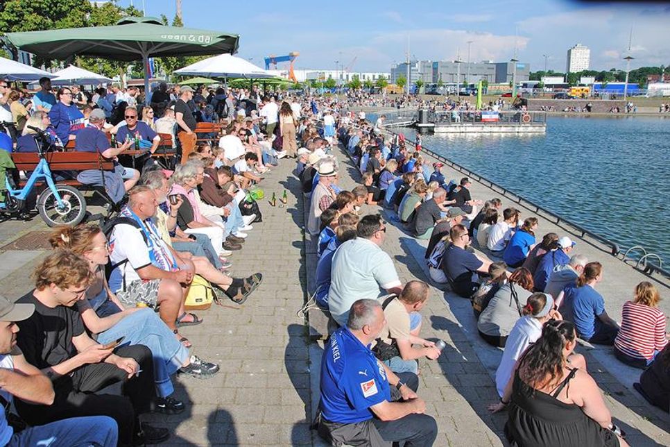 Die Sitzplätze im Bootshafen waren komplett gefüllt.