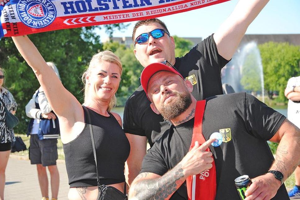 Ausgelassene, fröhliche Gesichter während der Aufstiegsfeier am Pfingstmontag in Kiel.