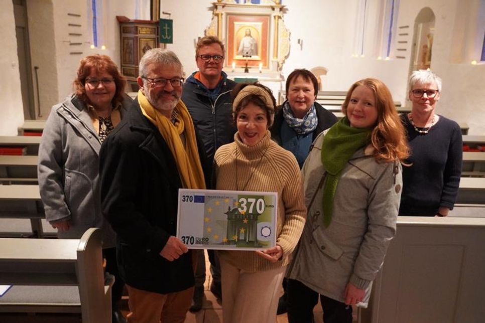 Koordinatorin Hilke Gaedicke, Jürgen Mohr und Sven Muchow vom Gewerbeverein, Margret Berner, Annette Schmitz, Marina Meißner und Stephanie Nissen vom Verein Beistand am Lebensende (v. lks.) trafen sich in der Hospitalkirche.