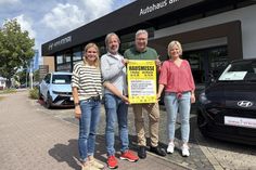 Beate und Jan Knoop sowie Andreas und Birte Ganzer (v. lks.) bitten zur vierten Hausmesse im Autohaus am Bungsberg nach Eutin. (Foto: Graap)