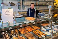 Der Fischladen Grömitz ist umgezogen und ab sofort am Markt 1 zu finden. Nach vielen Jahren in der Seestraße bleibt das Angebot unverändert: fangfrischer Fisch, hochwertige Meeresfrüchte und hausgemachte Fischspezialitäten – täglich frisch und direkt vor Ort. Der neue Standort im Herzen von Grömitz bietet beste Voraussetzungen für den gewohnten Service rund um frische Fischgenüsse. (red)