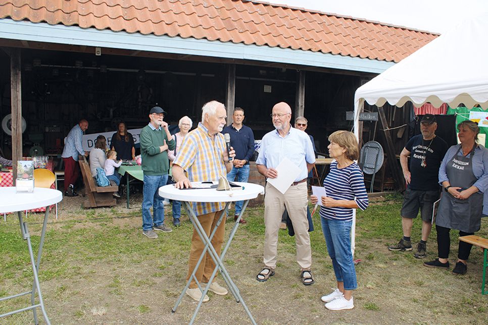 Klaus-Dieter Pfeffer, Vorsitzender des Verbandes Wohneigentum Gemeinschaft Ratekaus, gratulierte Volker und Sonja Muus zur Bestplatzierung.
