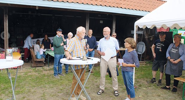 Klaus-Dieter Pfeffer, Vorsitzender des Verbandes Wohneigentum Gemeinschaft Ratekaus, gratulierte Volker und Sonja Muus zur Bestplatzierung.