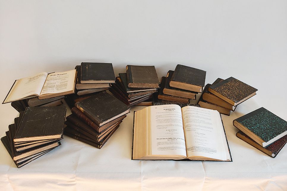 43 Bände der Reichsgesetzblätter von 1872 bis 1935 hat die Gemeinde Timmendorfer Strand der Gedenkstätte Ahrensbök übergeben.