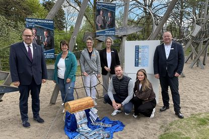 Bürgermeister Mirko Spieckermann (v. lks.) und Beate Weidemann vom Kultur-Service mit den Theaterpatinnen und Theaterpaten Sigrid Hering (Markt-Apotheke), Kirsten Köhn (Eska Kaufhaus), Till Muchow und Jenny Beyer-Klug (der reporter) sowie Fabian Wierichs (Sparkasse Holstein).