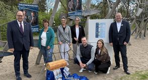Bürgermeister Mirko Spieckermann (v. lks.) und Beate Weidemann vom Kultur-Service mit den Theaterpatinnen und Theaterpaten Sigrid Hering (Markt-Apotheke), Kirsten Köhn (Eska Kaufhaus), Till Muchow und Jenny Beyer-Klug (der reporter) sowie Fabian Wierichs (Sparkasse Holstein).
