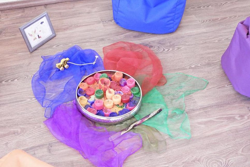 So bunt wie das Leben sind auch Trauer und Erinnerung: In der Kindertrauergruppe wird für die Verstorbenen zu Beginn der Treffen eine Kerze entzündet.