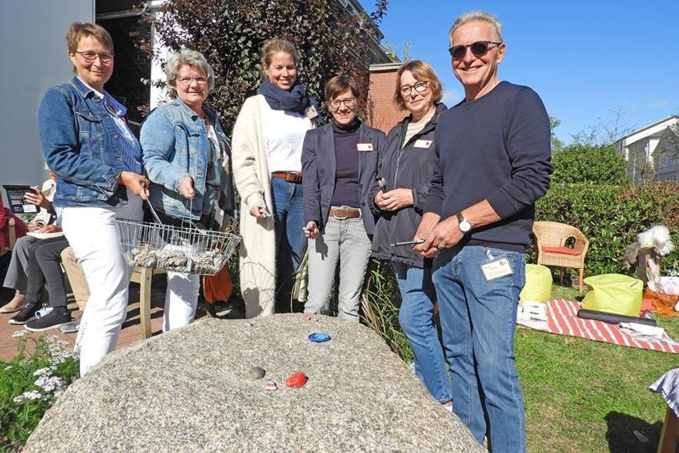 Beim Tag der Offenen Tür wurde der Stein im Vorgarten offiziell seiner Bestimmung übergeben: Anette Müller, Astrid Heide, Wiebke Kayser-Bauch (Hospizfachkräfte), Diana Müller, Christiane Tesnau und Klaus Häring (Vorstandsmitglieder) freuten sich über die schnelle Umsetzung des Projektes (v.li.