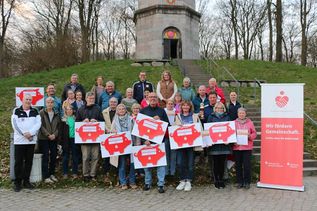 Vertreterinnen und Vertreter von 23 Ostholsteiner Sportvereinen mit Birgit Kamrath-Beyer (KSV-Vorsitzende, vorne 2. v. lks.) und Günter Frentz (KSV-Sportabzeichen-Obmann, vorne lks.) bei der Obleute-Tagung auf dem Bungsberg.