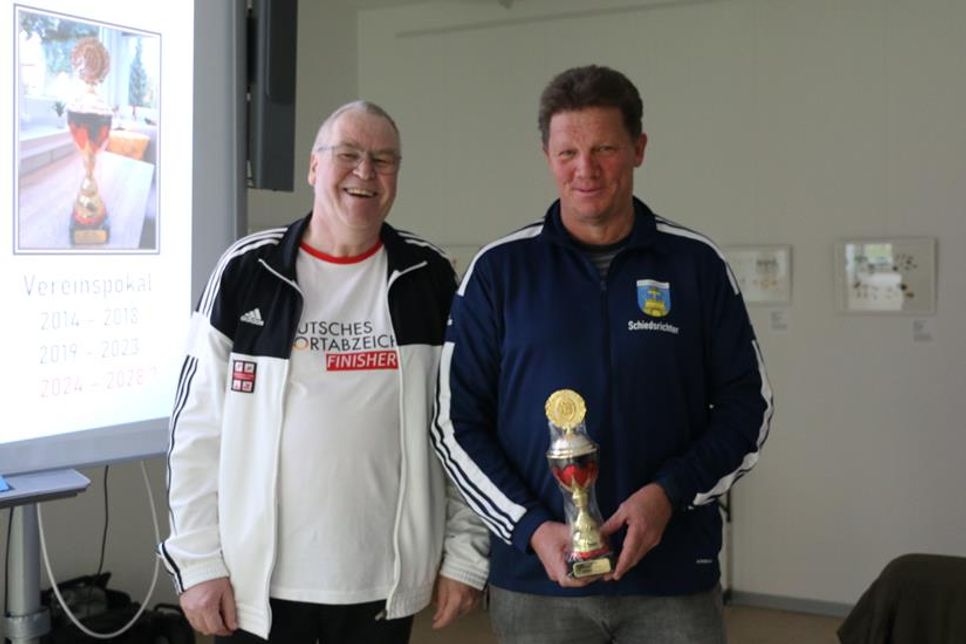 „2x Mr. Sportabzeichen“: Günter Frentz, seit 15 Jahren Sportabzeichen-Obmann im Kreissportverband Ostholstein (lks.), und Rainer Kempe, „Motor“ beim seit Jahren erfolgreichen RSV Landkirchen.