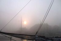 Das Foto von Erika Hagelstein zeigt den Neustädter Hafen im dichten Morgennebel, durch den sich die Sonne nur schwach hindurcharbeitet. Masten und Dächer verschwimmen zu einer fast geheimnisvollen Kulisse.