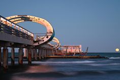 Die beleuchtete Seebrücke von Kellenhusen und der aufsteigende Vollmond schaffen eine besondere Abendstimmung an der Ostsee. Dieses eindrucksvolle Motiv hat Klaus Erlwein zur richtigen Zeit eingefangen.