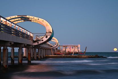 Die beleuchtete Seebrücke von Kellenhusen und der aufsteigende Vollmond schaffen eine besondere Abendstimmung an der Ostsee. Dieses eindrucksvolle Motiv hat Klaus Erlwein zur richtigen Zeit eingefangen.