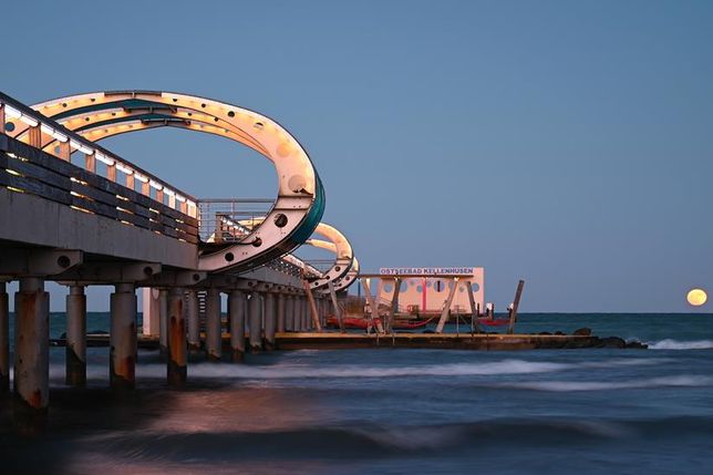 Die beleuchtete Seebrücke von Kellenhusen und der aufsteigende Vollmond schaffen eine besondere Abendstimmung an der Ostsee. Dieses eindrucksvolle Motiv hat Klaus Erlwein zur richtigen Zeit eingefangen.