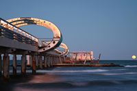 Die beleuchtete Seebrücke von Kellenhusen und der aufsteigende Vollmond schaffen eine besondere Abendstimmung an der Ostsee. Dieses eindrucksvolle Motiv hat Klaus Erlwein zur richtigen Zeit eingefangen.