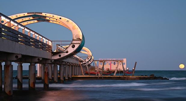 Die beleuchtete Seebrücke von Kellenhusen und der aufsteigende Vollmond schaffen eine besondere Abendstimmung an der Ostsee. Dieses eindrucksvolle Motiv hat Klaus Erlwein zur richtigen Zeit eingefangen.