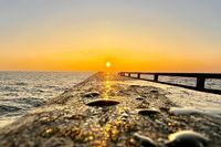 Tanja Uecker zeigt die Ostsee am Strand von Bliesdorf aus ungewöhnlicher Perspektive, während sich die Sonne über dem Horizont verabschiedet.
