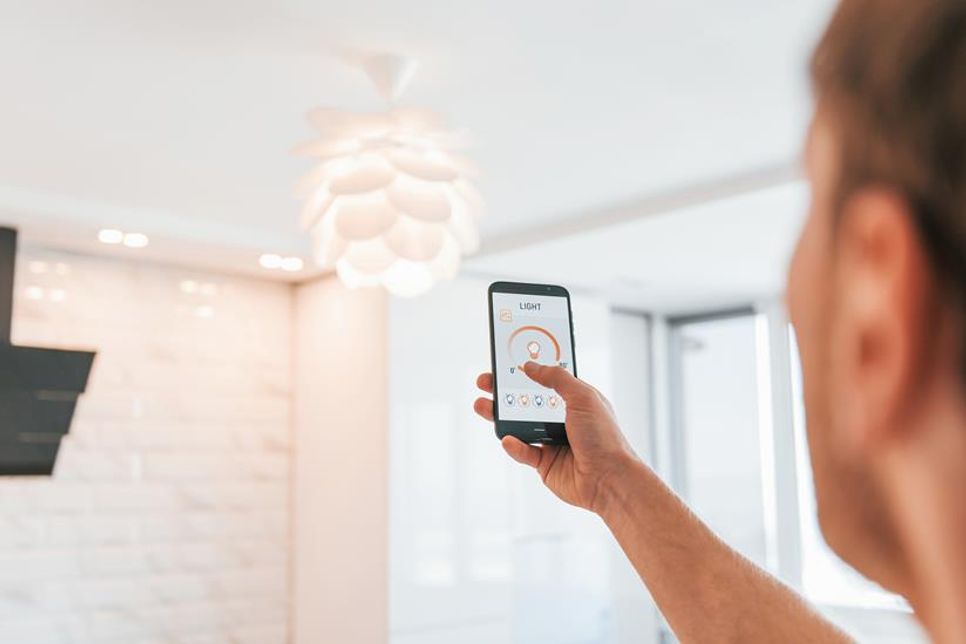 Licht per App steuern: Smarte Glühbirnen machen den Einstieg ins intelligente Zuhause besonders einfach.