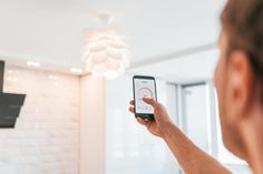 Licht per App steuern: Smarte Glühbirnen machen den Einstieg ins intelligente Zuhause besonders einfach.