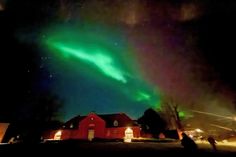 Das Polarlicht zeigt sich über dem Dach der Reithalle des Plöner Herzogs, dem alten „Uhrenhaus“, wie eine leuchtende Rauchfahne.