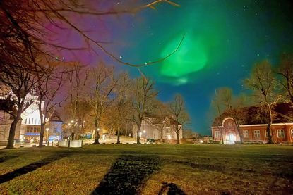 Fast unwirklich erscheint die historische Reitbahn im Plöner Schlossgebiet, über der sich ein grünes Polarlicht zeigt.