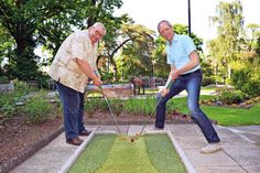 Jugendberater Christian Grohmann (rechts) und Klaus Steffenhagen von der gleichnamigen Miniaturgolfanlage freuen sich schon auf das Minigolf-Turnier, das am 12. August im Rahmen des Ferienpasses in zwei Altersgruppen auf der Anlage am Timmendorfer Kurpark stattfindet. (Foto: René Kleinschmidt)