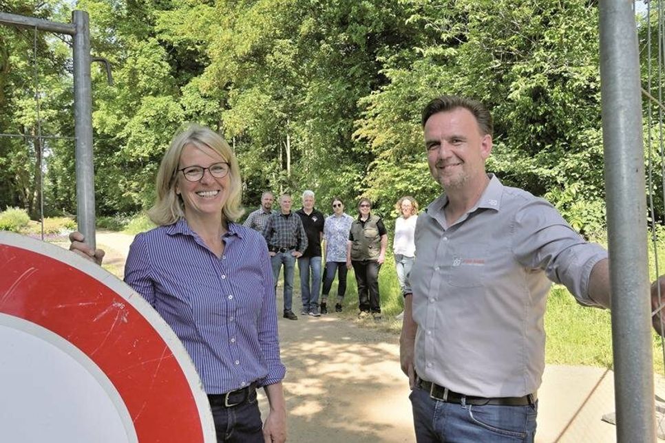 Strandweg frei: Bürgermeisterin Mira Radünzel und André Lehmann, John GmbH Erd- und Tiefbau, öffneten nach Abschluss der Sanierung am Freitag den Bauzaun.