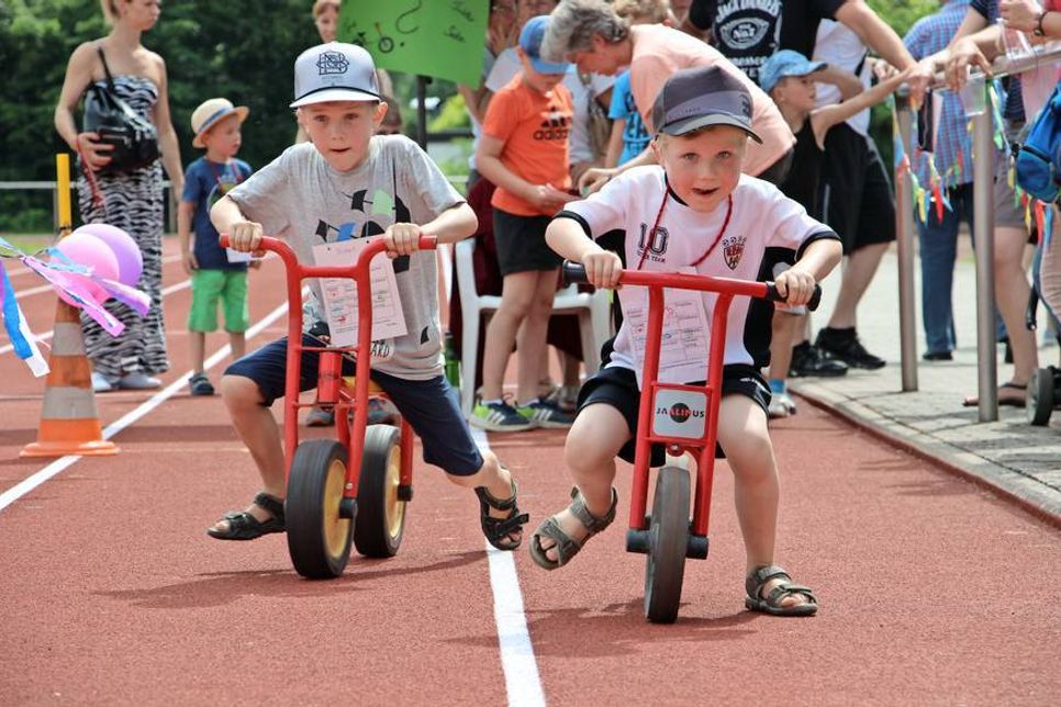 Kleine Racer beim Laufrad-Rennen.