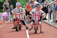 Kleine Racer beim Laufrad-Rennen.