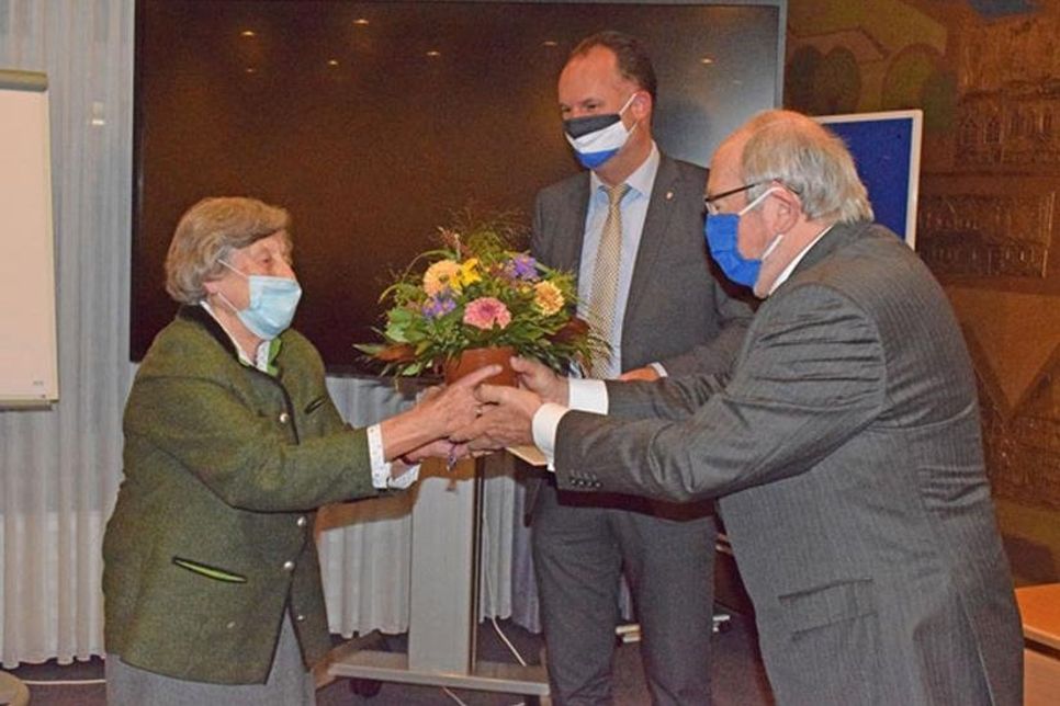 Bürgervorsteher Hans-Jürgen Gärtner (re.) und Bürgermeister Björn Demmin zeichneten Viktoria von Flemming für ihr unermüdliches Engagement für Preetz und seine Kultur mit dem Bürgerpreis 2019 aus