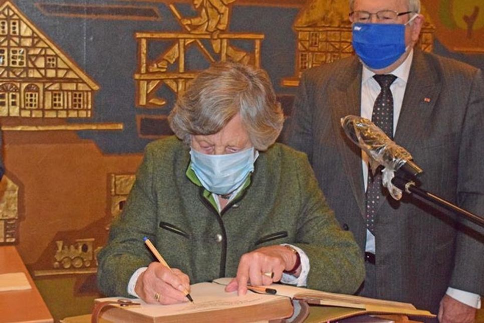 Der Eintrag in das Goldene Buch der Stadt durfte an diesem Abend ebenfalls nicht fehlen